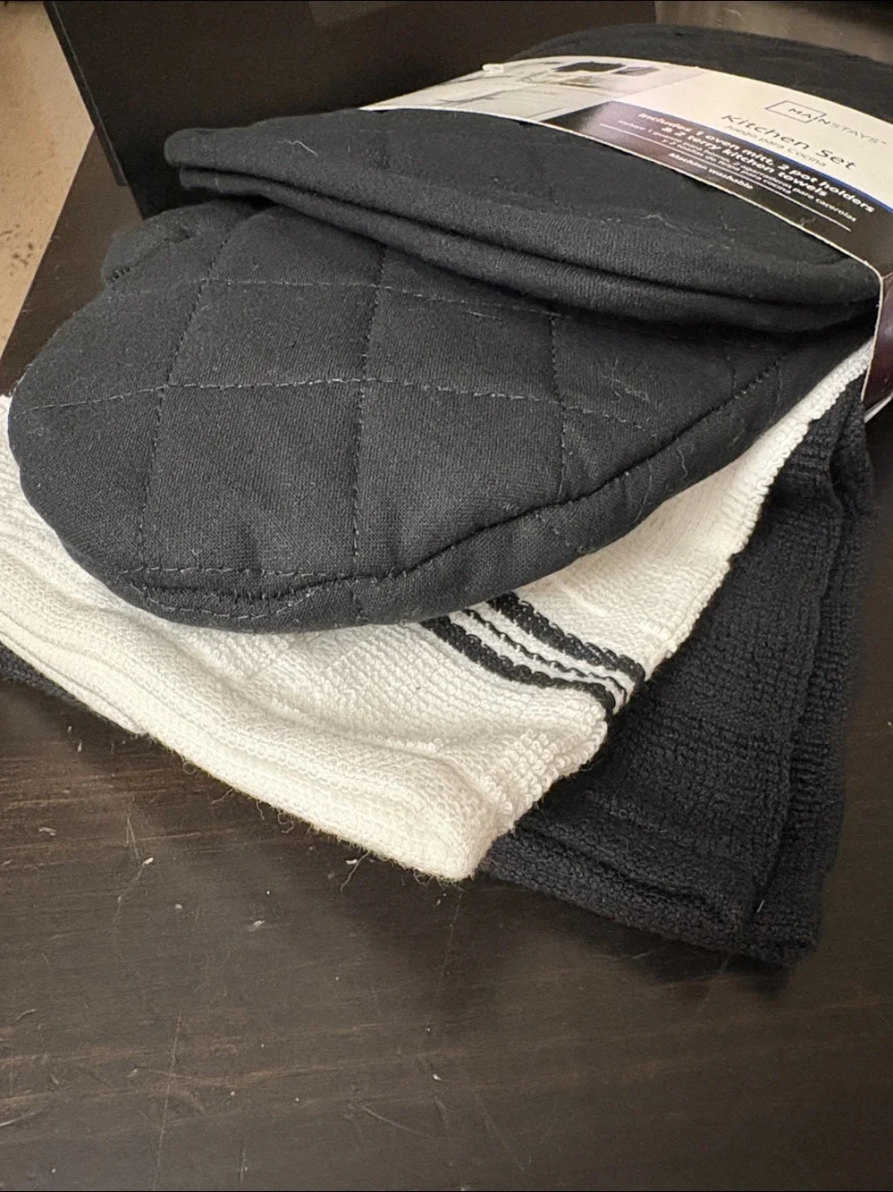 Mainstays Black Quilted 5-Piece Kitchen Set with Towels